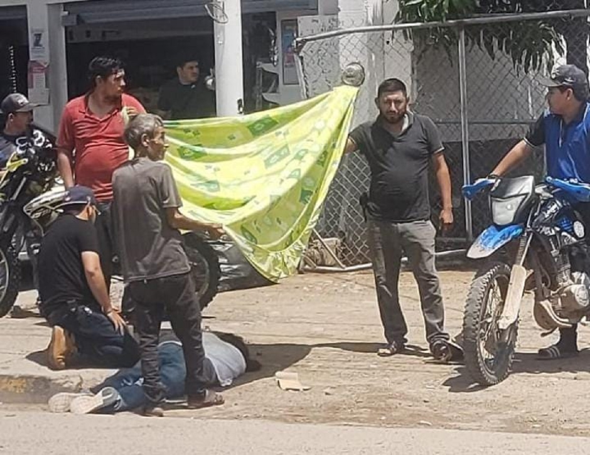 Motociclista arrolla a mujer al norte de Culiacán y también él resulta lesionado