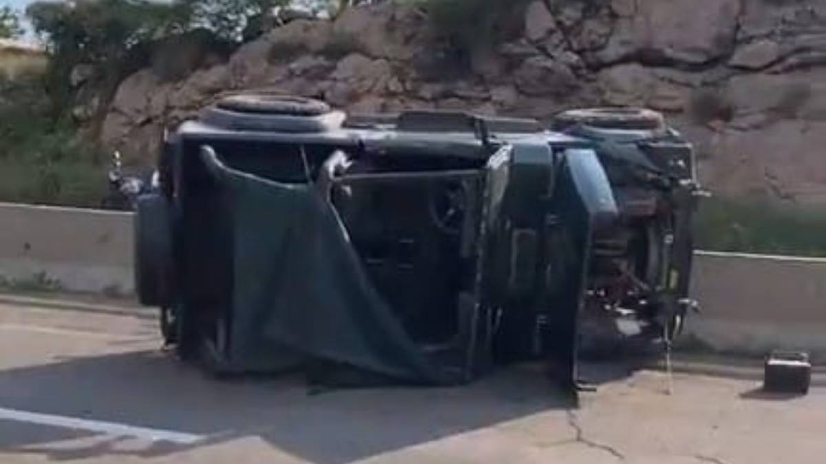 Mujer lesionada en volcadura de camioneta en carretera México 15 en Mazatlán