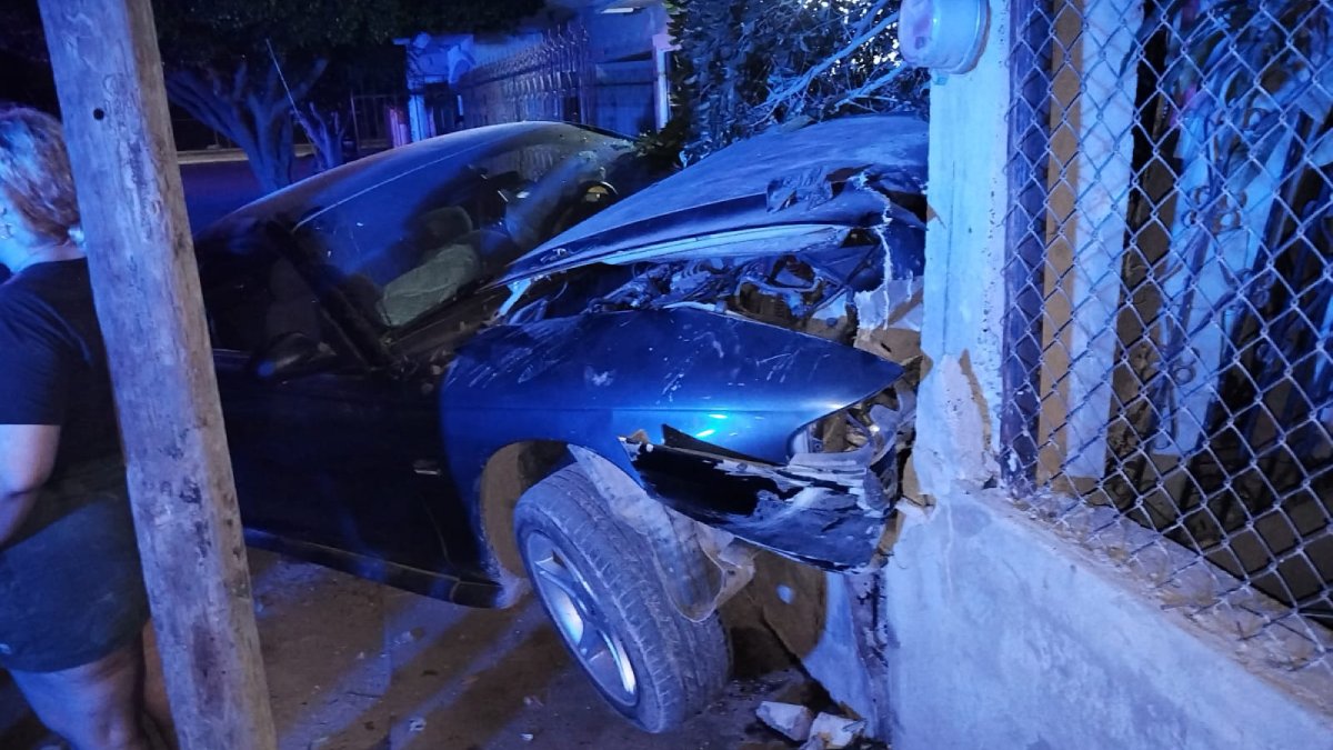 ¡Se estrella contra una vivienda! Carlos Antonio termina en el hospital al chocar en Leyva, Guasave