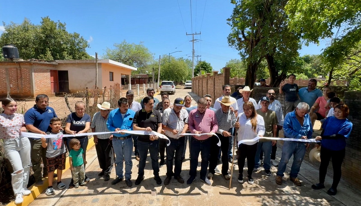 “Hemos dedicado el dinero para hacerle obra a los pueblos”: José Paz López inaugura pavimentación en La Amapa