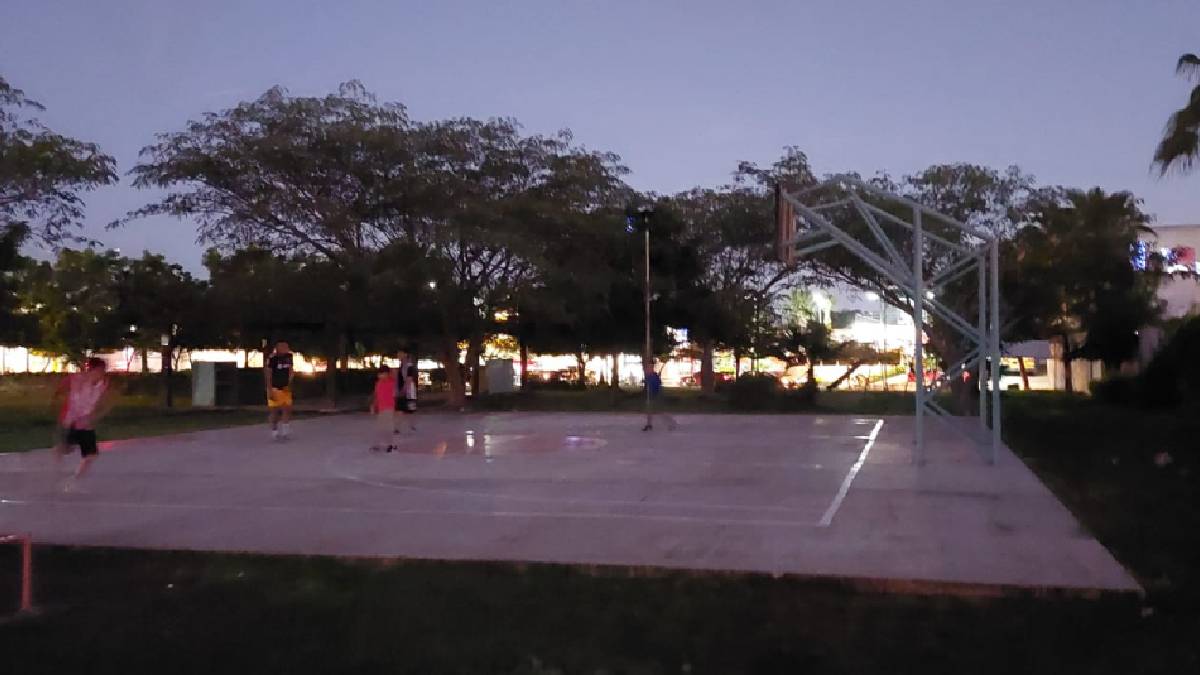 Niños juegan futbol en un parque que está oscuro en el fraccionamiento Hacienda del Seminario en Mazatlán