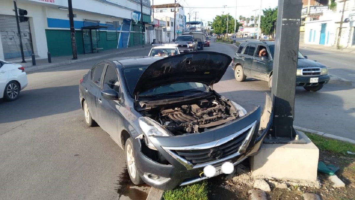 Se estrella contra un semáforo automóvil Nissan Sentra sobre la Gabriel Leyva en Mazatlán