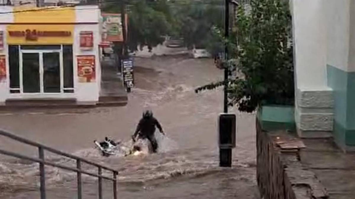 “No pensé que estuviera tan fuerte la corriente”: Motociclista narra cómo fue arrastrado por un arroyo en Culiacán