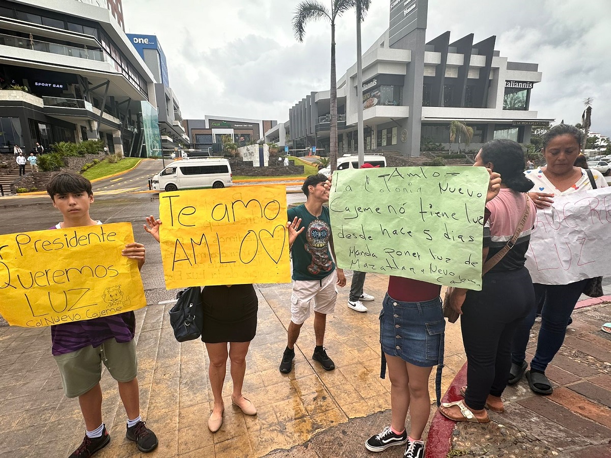 “Te amo AMLO, pero ponme luz”: Habitantes de Nuevo Cajeme en Mazatlán