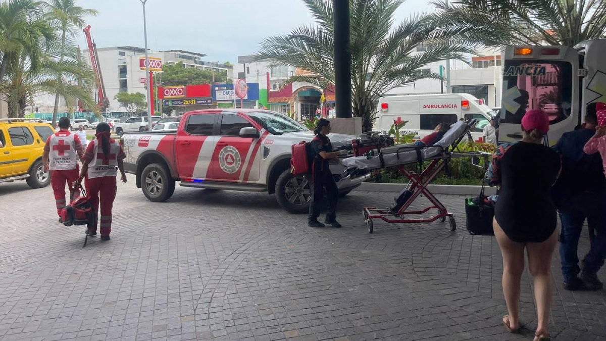 Menor de 5 años es rescatado en alberca de hotel en Mazatlán; se encuentra estable de salud