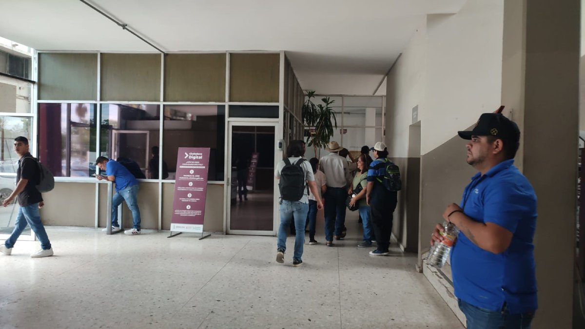 Paran labores trabajadores de Unidad Administrativa de Los Mochis por falta de energía eléctrica