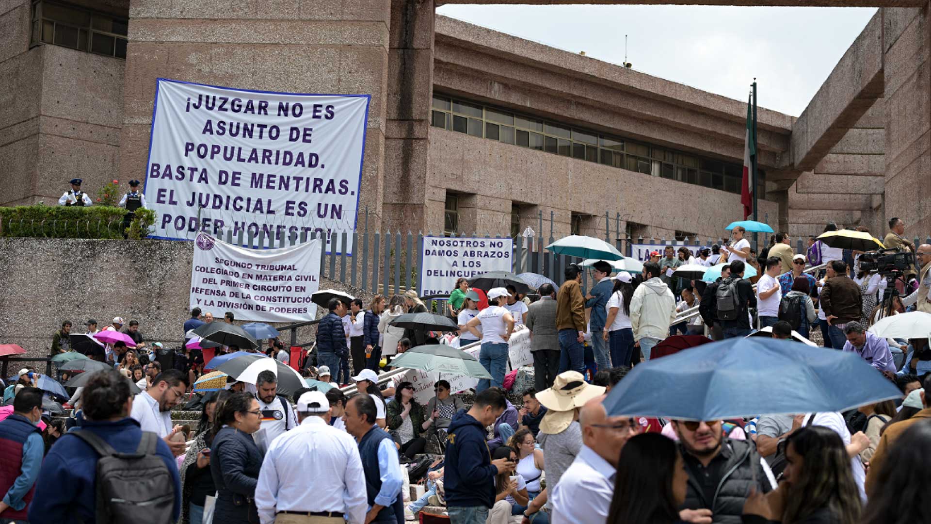 AMLO pide no suspender salario a trabajadores del Poder Judicial en paro laboral