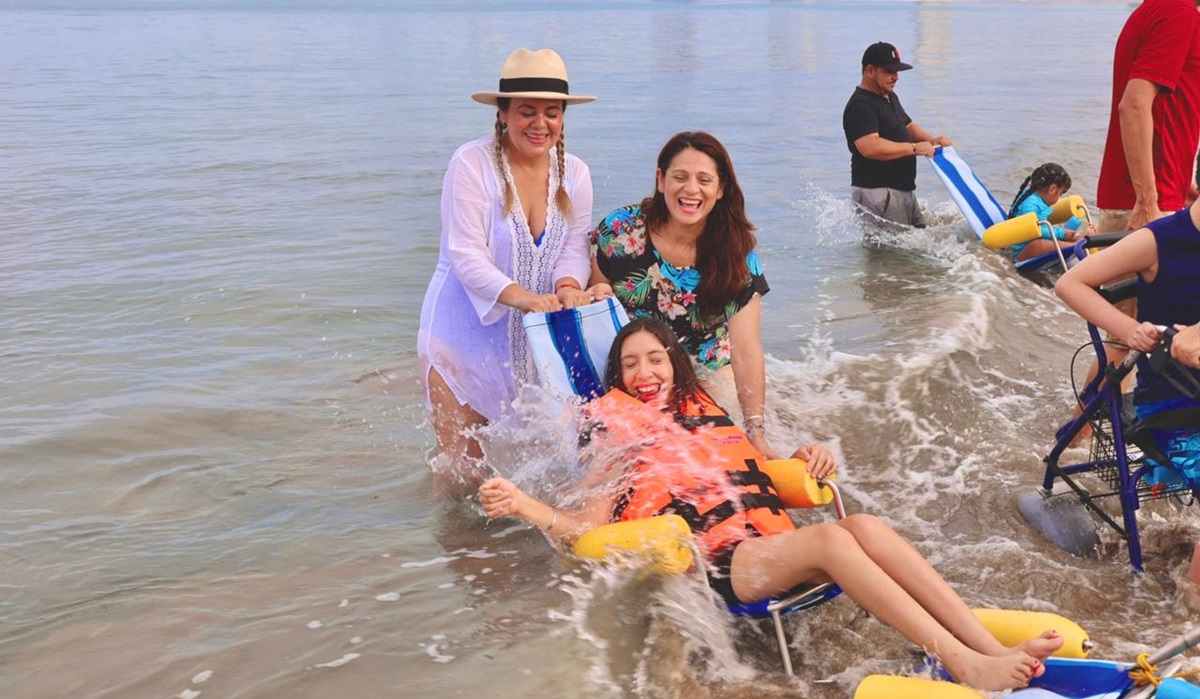 Tienen personas con discapacidad día incluyente en playas de Mazatlán
