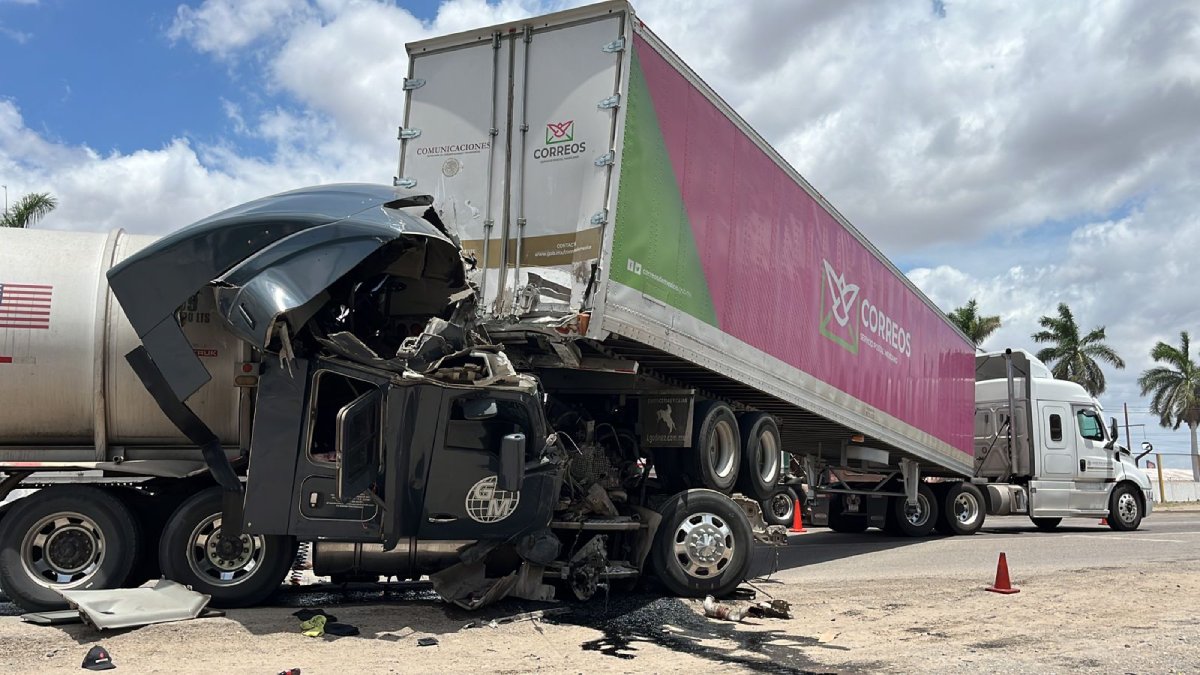 Pipa cargada con diésel se impacta contra un tráiler en Guasave; dos personas resultaron lesionadas