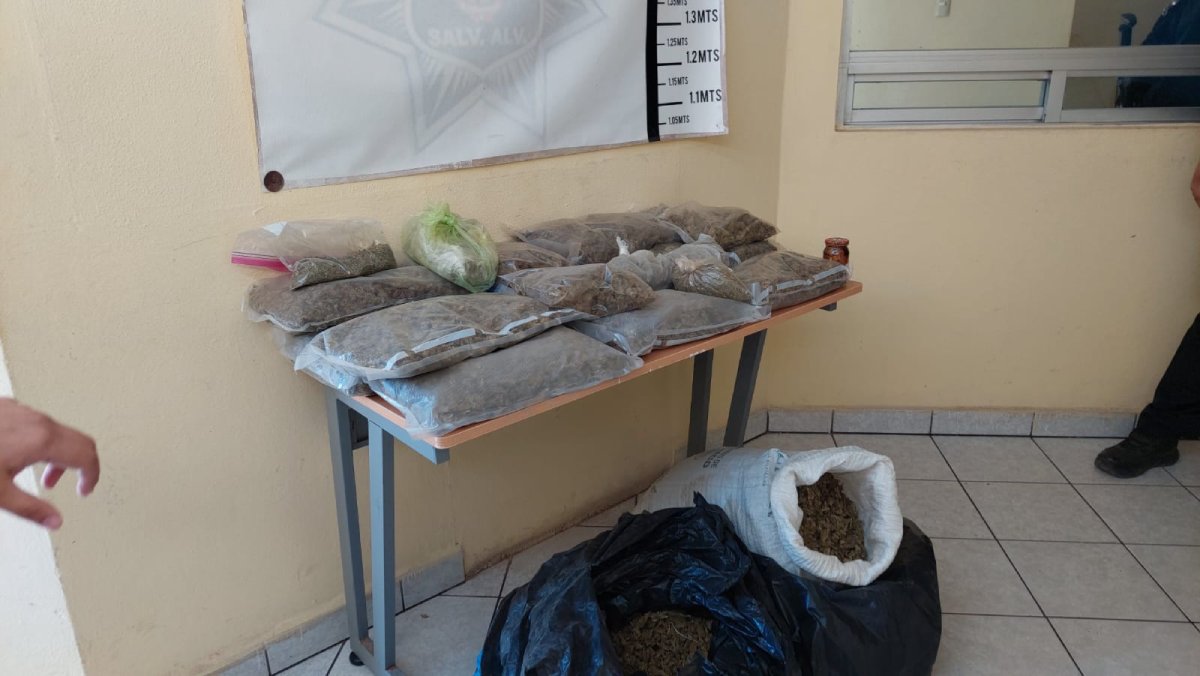 Tiran costales con droga a la orilla del canal Humaya tras persecución, en Guamúchil
