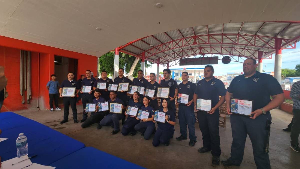 Por concluir la academia y por ser héroes salvando a ciudadanos, reconocen a bomberos en Guasave