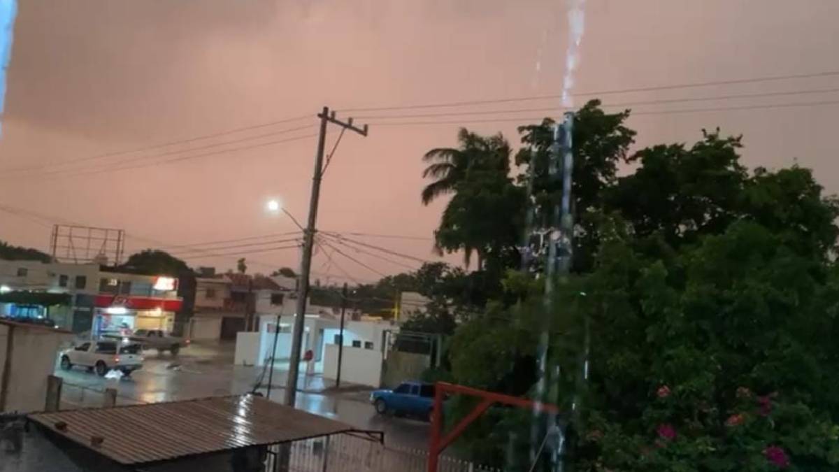 ¡Que llovidón! Con truenos y relámpagos llueve en Guasave
