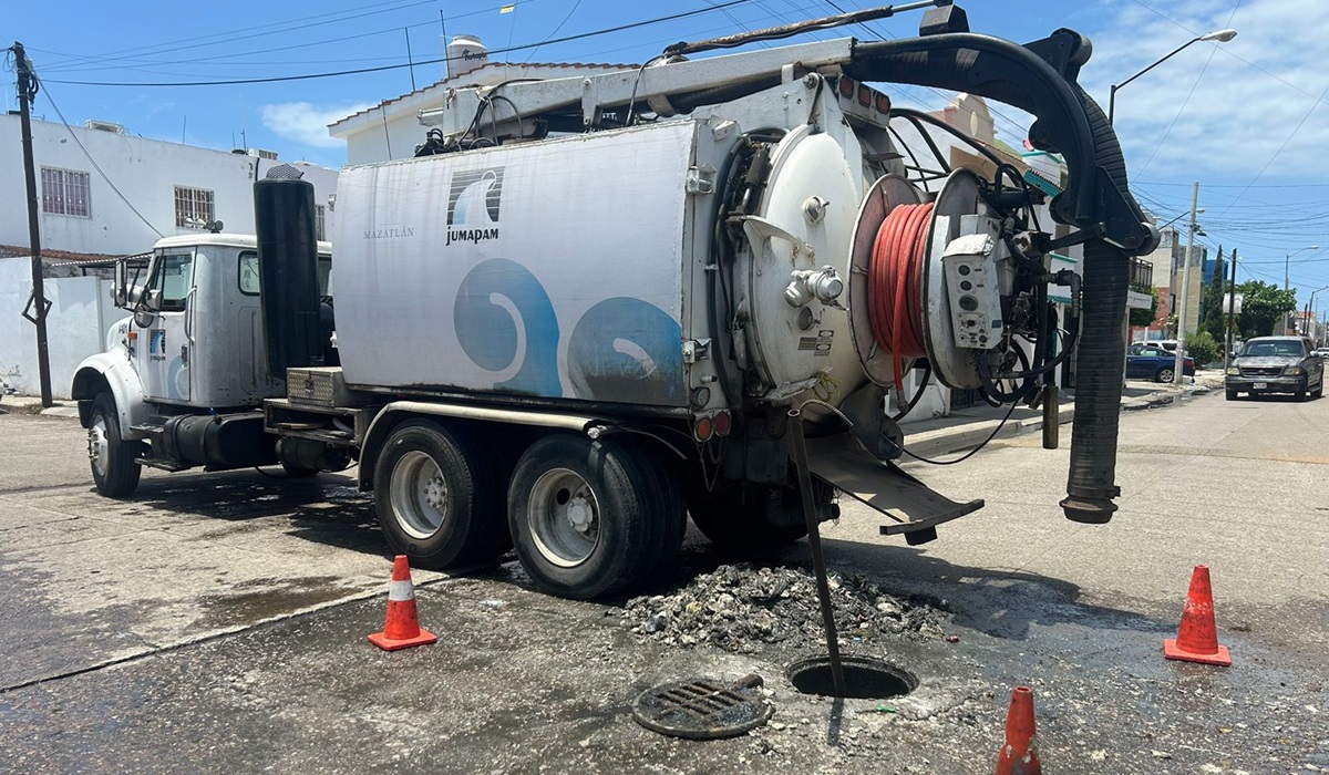 Vecinos del Infonavit Playas en Mazatlán eran presas de fétidos olores por tapón de grasa en el drenaje