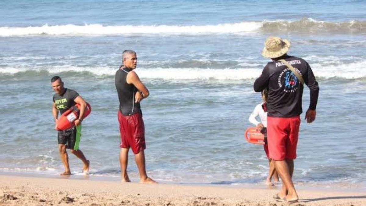 Realizan rescate exitoso de turista en Playas Brujas en Mazatlán