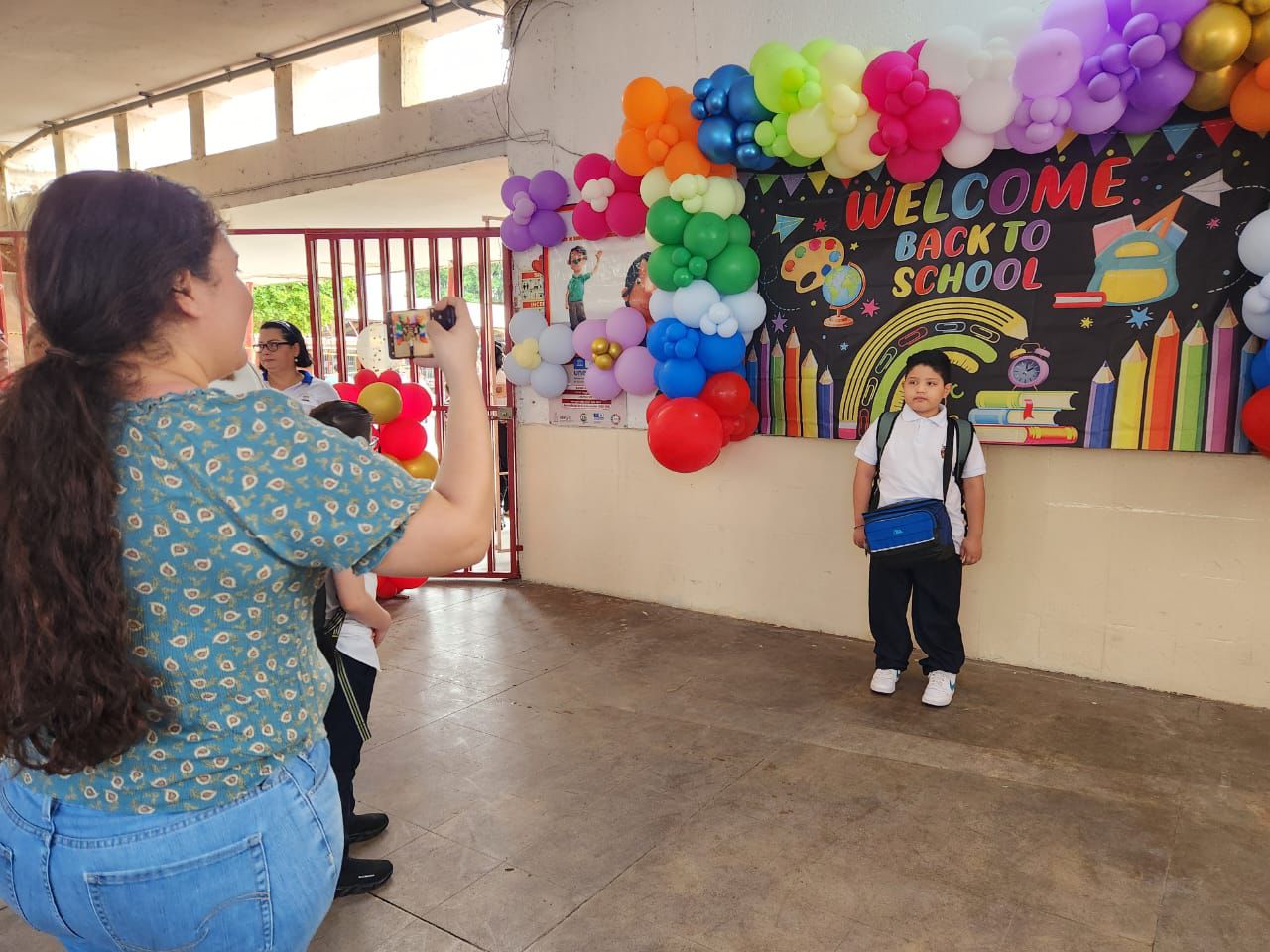 Alumnos emocionados y contentos por el regreso a clases en la escuela Ángel Flores