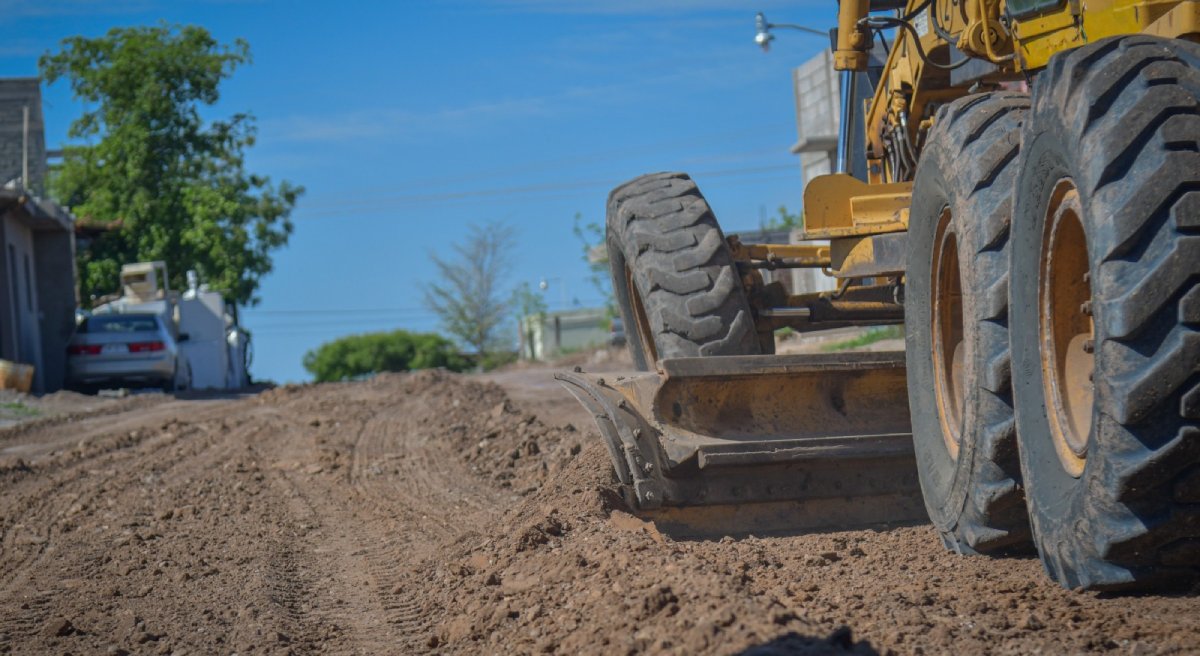 Siguen los trabajos de motoconformadora y rehabilitación de terracerías en Salvador Alvarado
