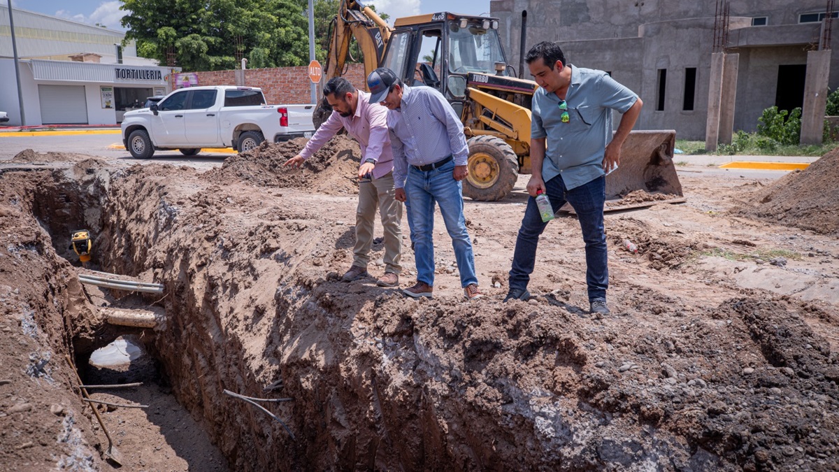 Casi una cuadra colapsada; ampliarán inversión para el colector de la calle Química, en Guasave