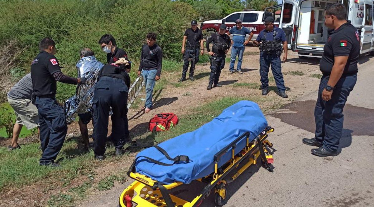 Paramédicos de SUMMA rescatan a un adulto dentro de un canal en el ejido Plan de San Luis, Ahome