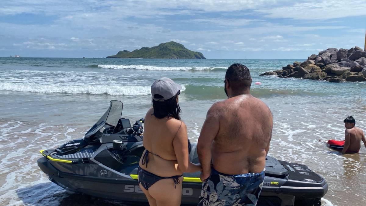 Rescatan a dos personas en Playas de Mazatlán