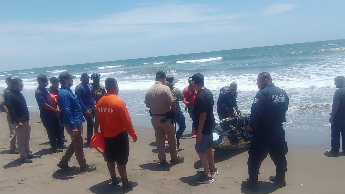 Pese al mar de fondo, Jorge es rescatado por marinos, se ahogaba en playa de Guasave
