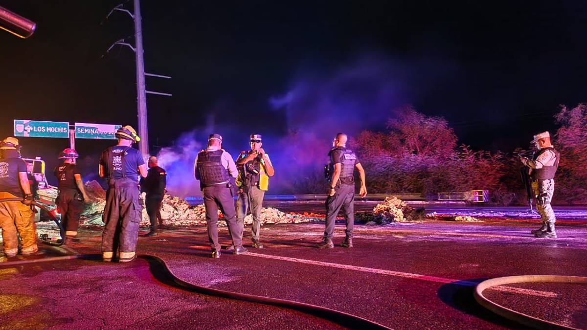 Retiran unidades calcinadas que bloqueaban la carretera México 15, al norte de Culiacán