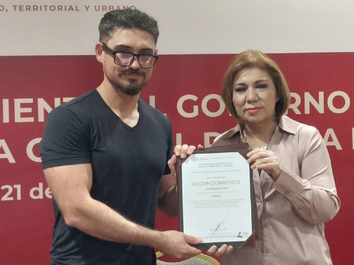 El secretario de la Sedatu Román Meyer Falcón, entrega reconocimiento al gobierno del Estado