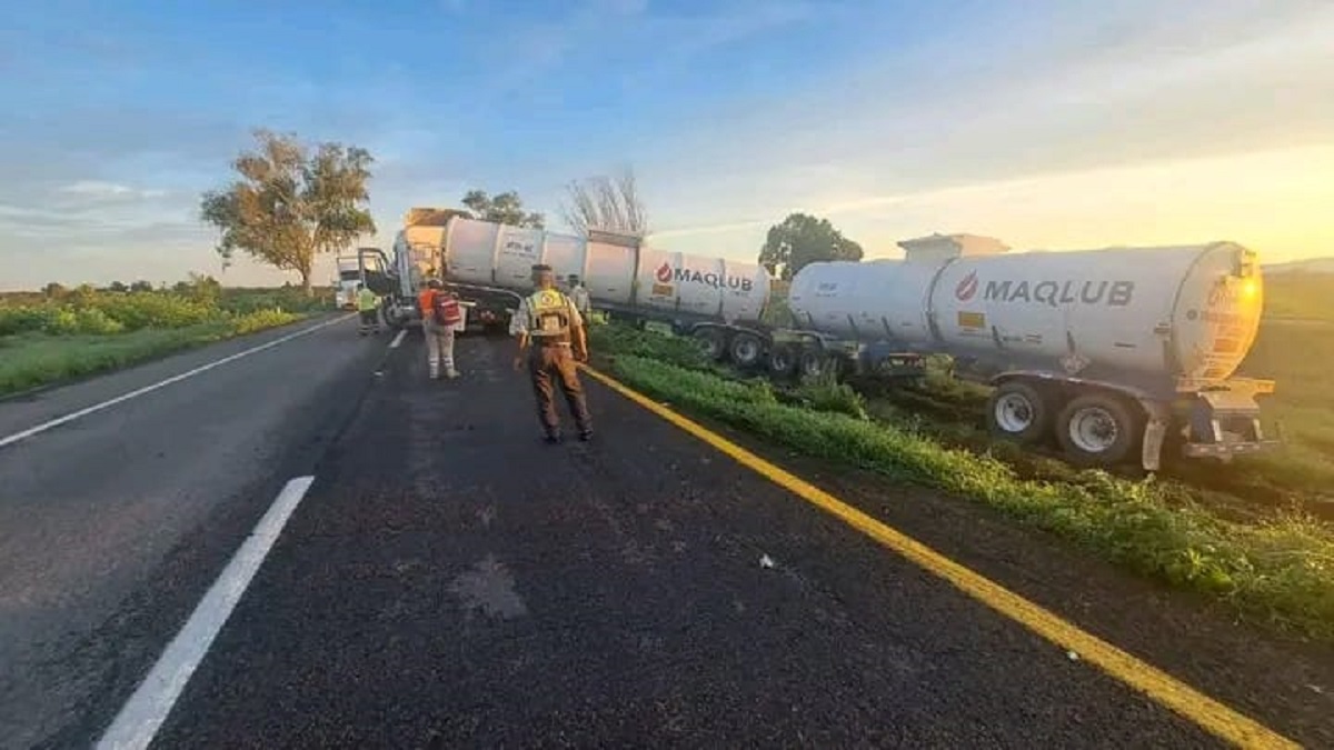 Salida de camino en la Maxipista Culiacán-Mazatlán provoca fuga de combustible en un tráiler