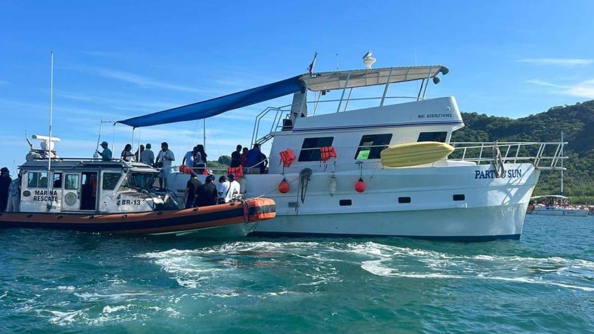 Se incendia cuarto de máquinas de yate turístico frente a Isla del Medio en Mazatlán