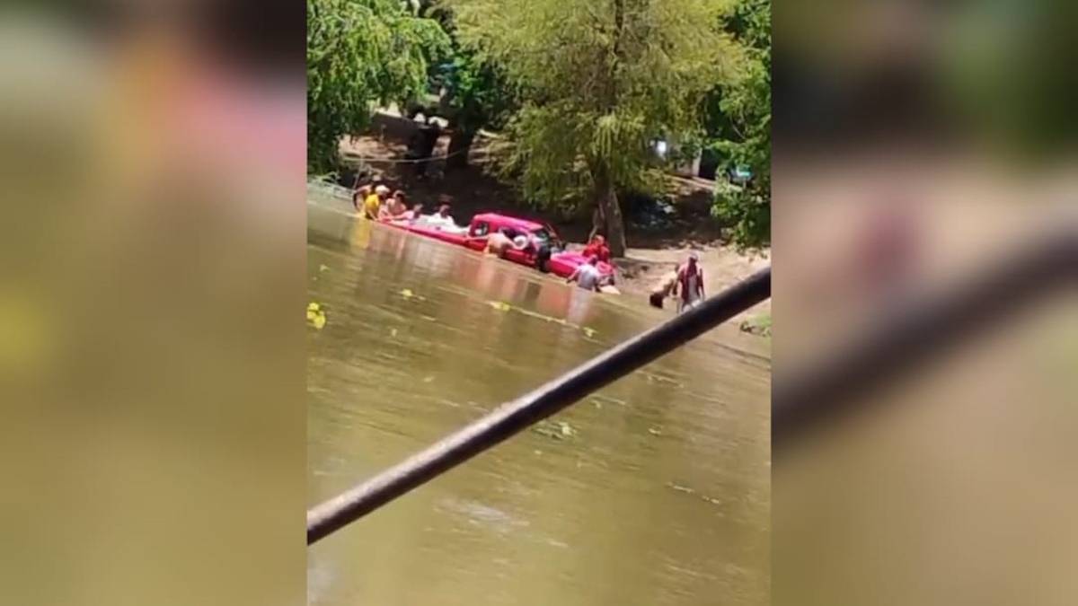 ¡Se llevaron un susto! Familia es arrastrada por la corriente al intentar cruzar el río Sinaloa en Guasave