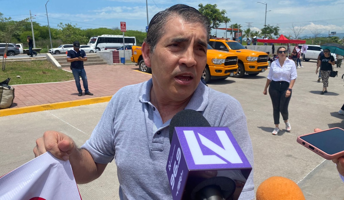 Vecinos de Villas del Río reclaman ante AMLO obras inconclusas en el dren Bacurimí