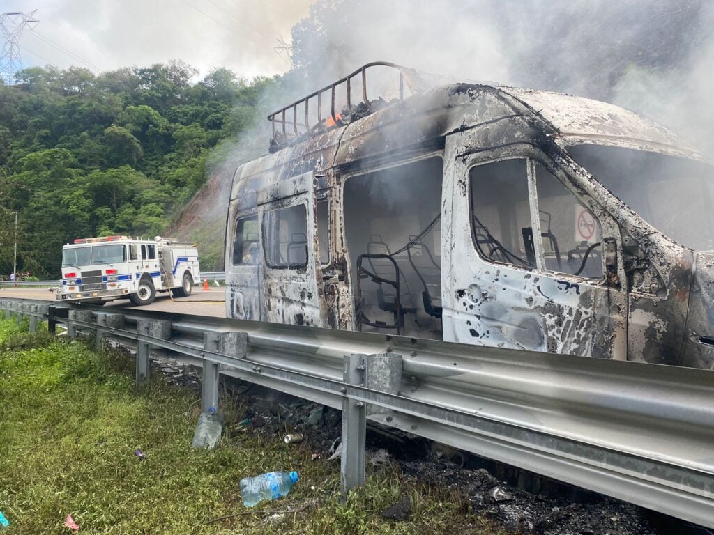 Se incendia vagoneta en la autopista Mazatlán-Durango; 10 personas pierden todas sus pertenencias