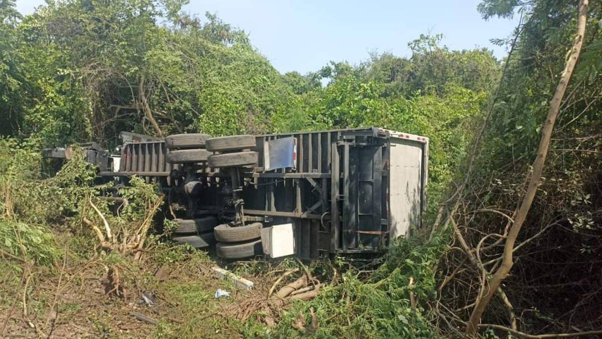 Se registra volcadura de tráiler sobre la carretera México 15 en Villa Unión