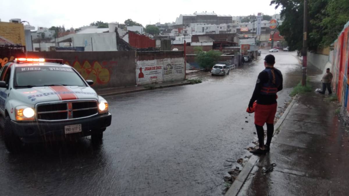 “Intensas lluvias en Culiacán dejan encharcamientos, vehículos varados y daños en postes”: PC