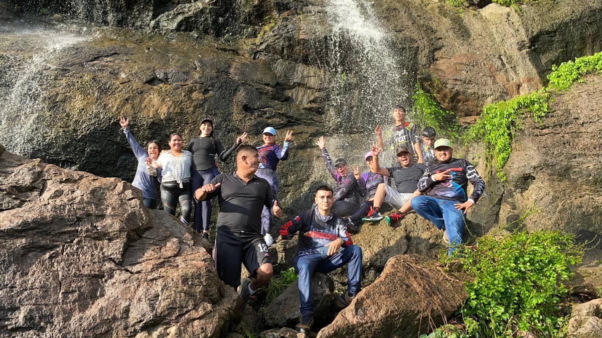 Senderistas de Choix acuden a lo alto de los cerros a disfrutar la Cascada El Salto