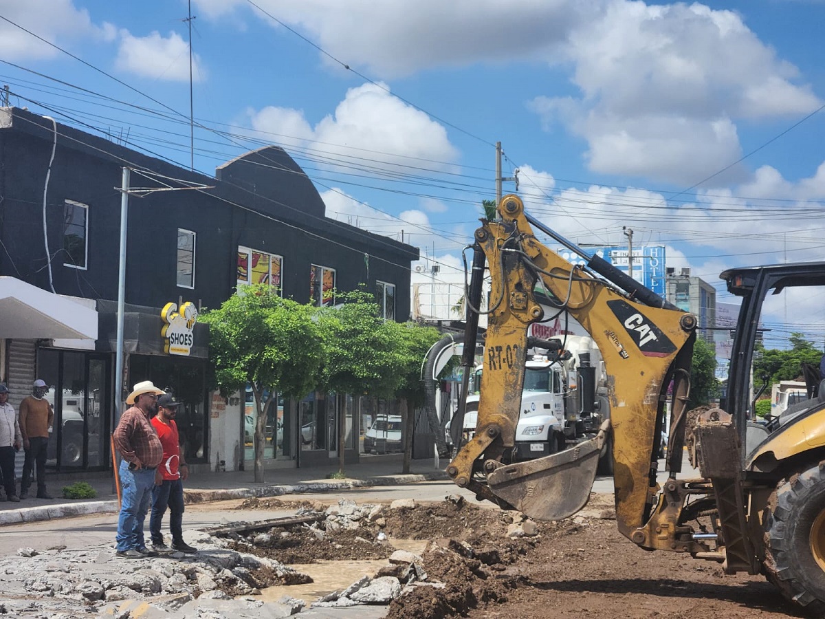 ¡Va de nuevo! Se registra socavón por la calle Cuahutémoc en Guasave; la obra fue entregada en enero