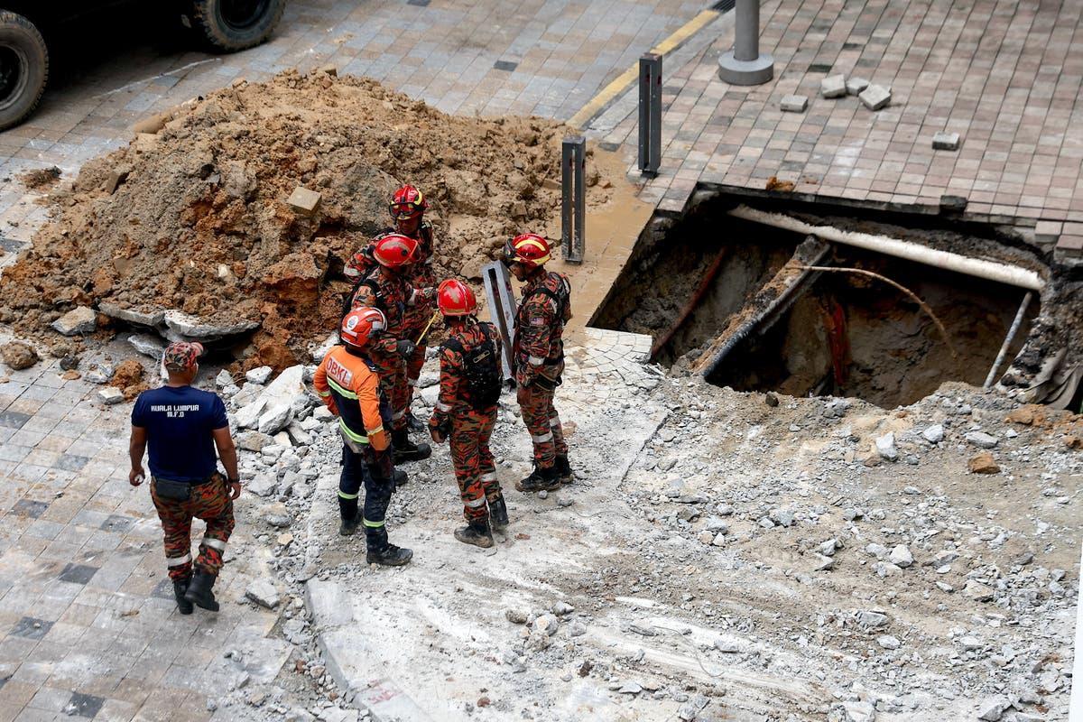Socavón de 8 metros se ‘traga’ a mujer en Malasia; accidente queda grabado en video