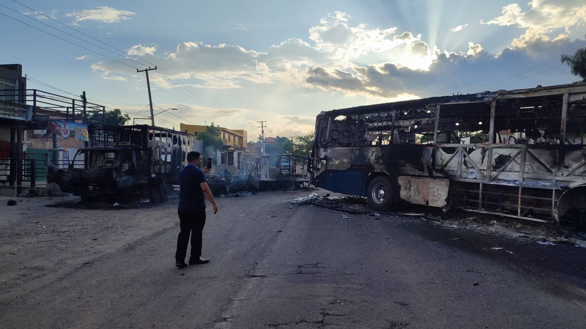 ¡Solidaridad! Automovilistas dieron “raite” a personas varadas ante falta de camiones