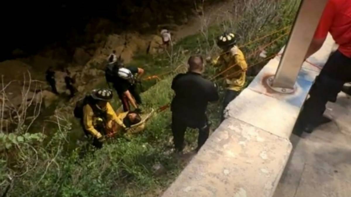 Sujeto en estado de ebriedad cae a las rocas en playas de Olas Altas en Mazatlán