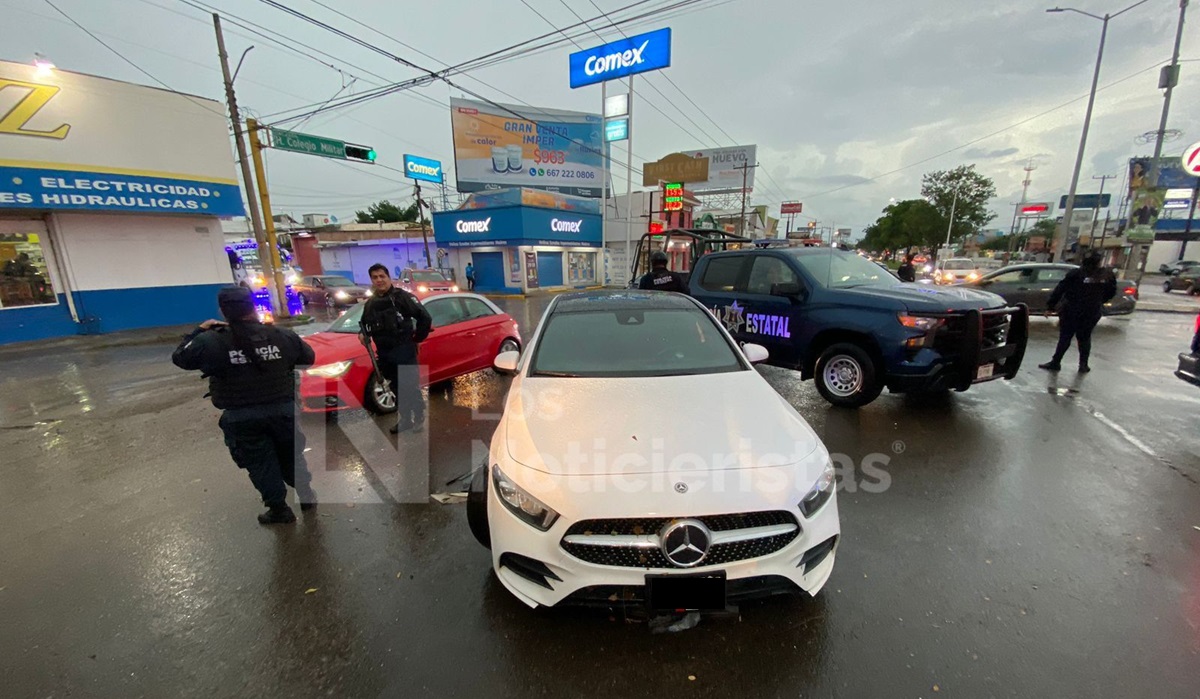 Supuestos hombres armados dejan abandonada camioneta de lujo tras inundaciones en Culiacán