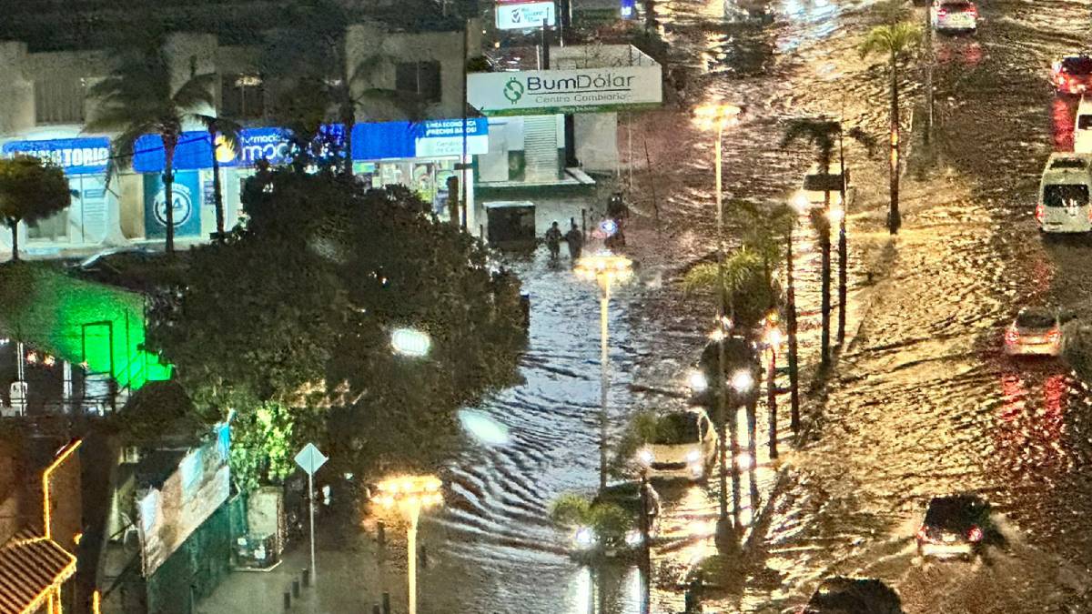 Tiene Mazatlán noche lluviosa este viernes, el agua llegó precedida de fuertes vientos