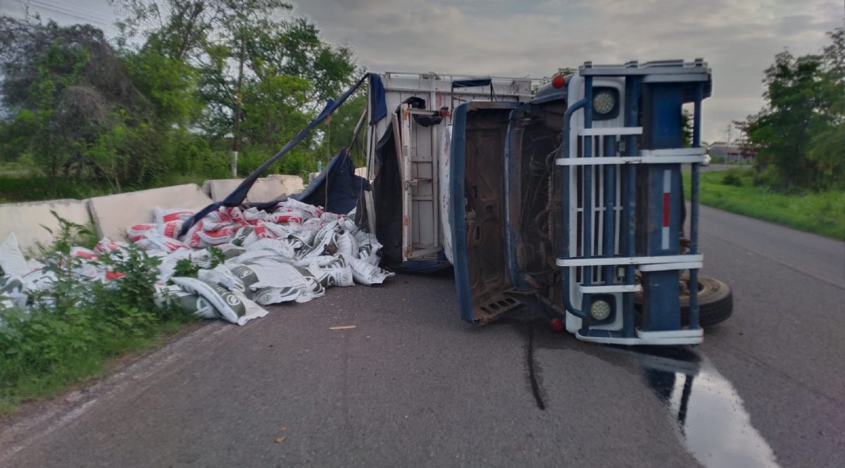 Vuelca torton en la curva del canalero sobre la carretera Guamúchil-Angostura