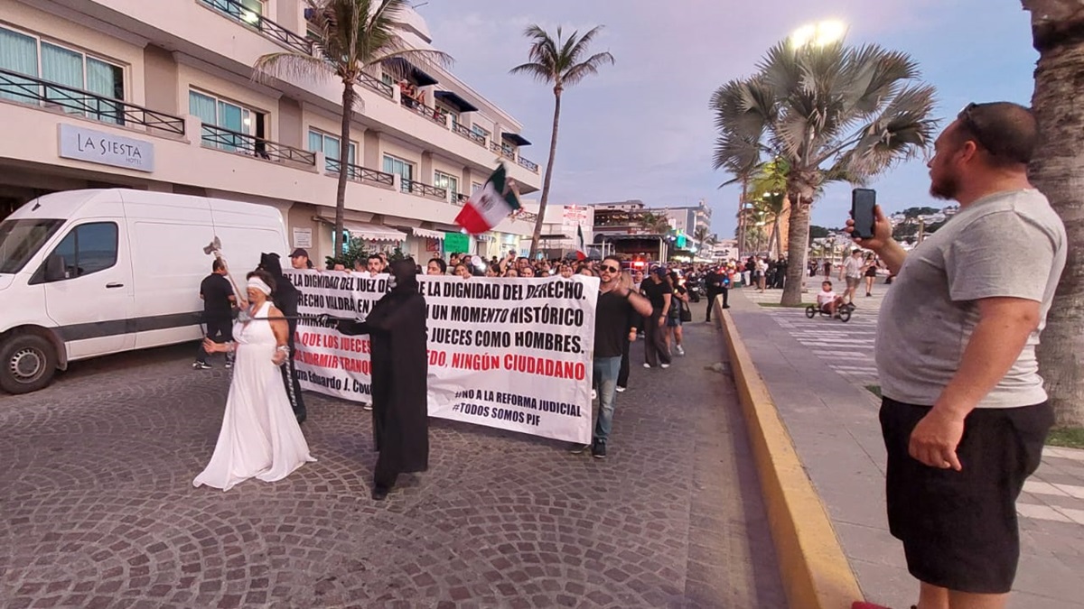 Trabajadores del Poder Judicial en Mazatlán marchan por Olas Altas