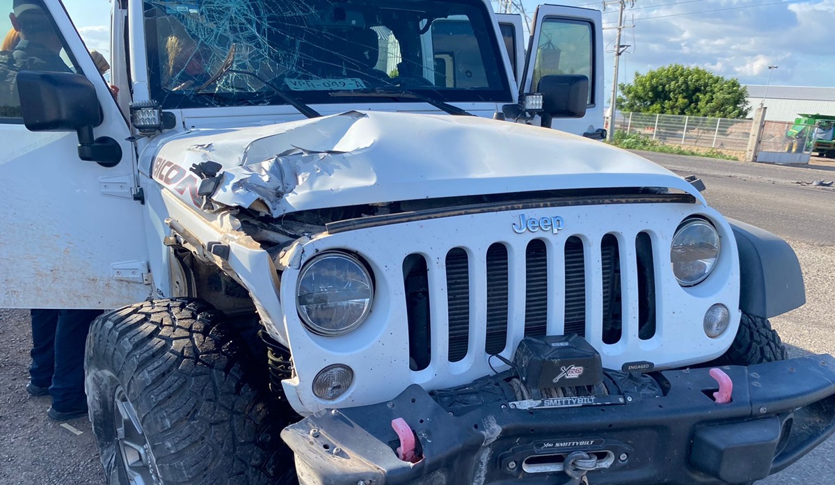 ¡Se da a la fuga! Tractocamión choca Jeep Rubicón sobre la México 15 en Guasave