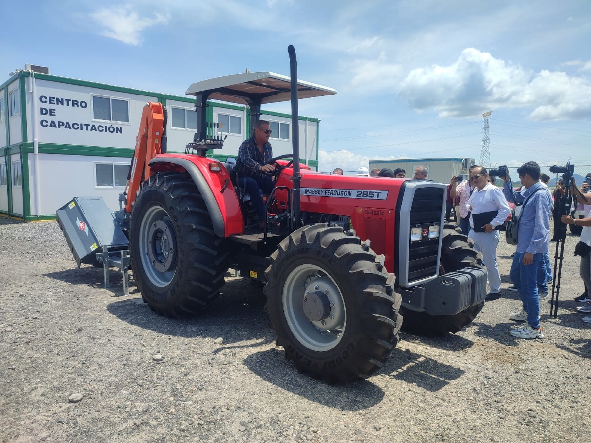 Dona Proman GPO un tractor al Ayuntamiento de Ahome; fortalecen vínculos y apoyos empresarios con municipio