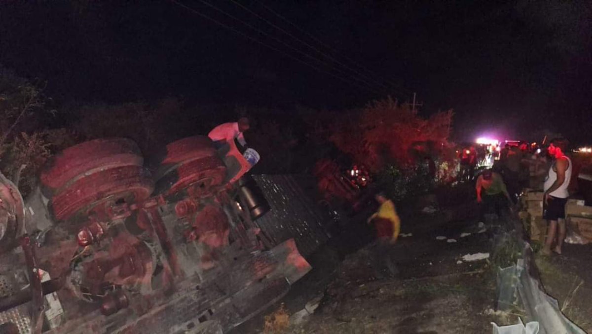 ¡Se armó la carnita asada! Tráiler cargado de carne vuelca en Elota y personas ‘rapiñan’ todo el producto