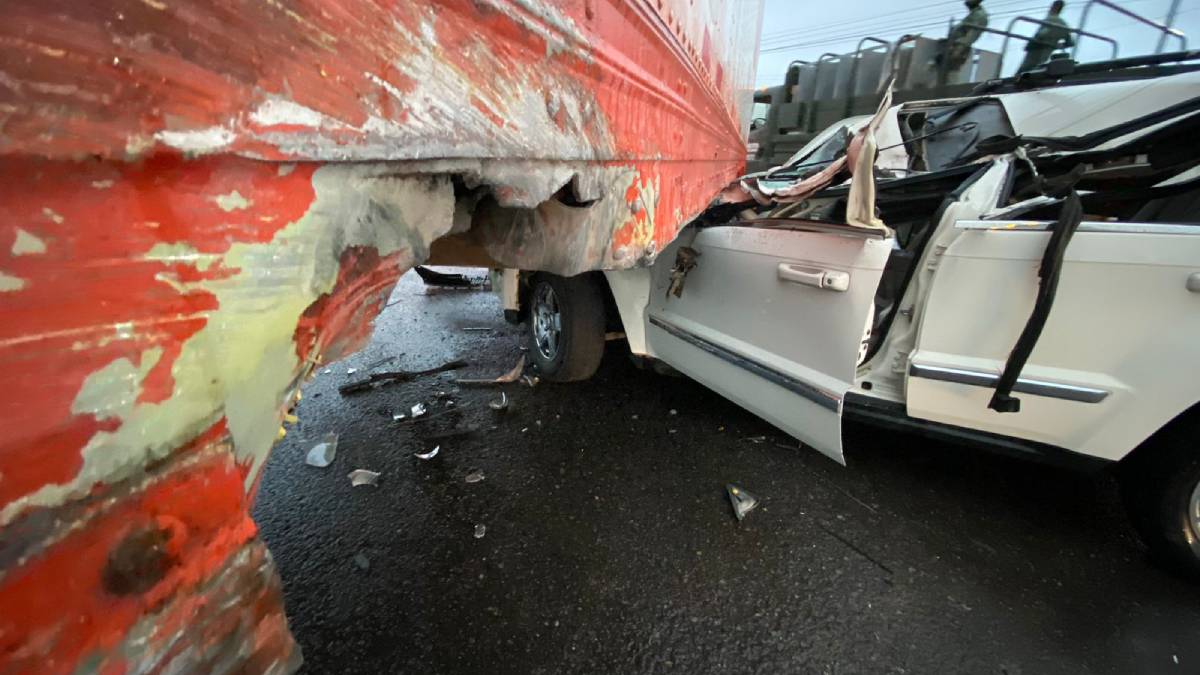 Tráiler no hace alto obligatorio y provoca choque al sur de Culiacán, hay dos lesionados