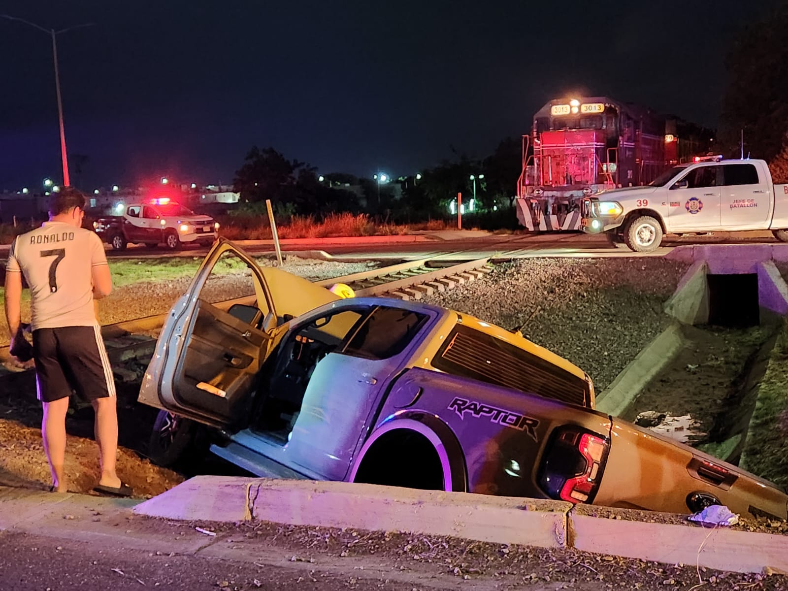 Tren arrolla camioneta en Culiacán; su conductor termina en un hospital