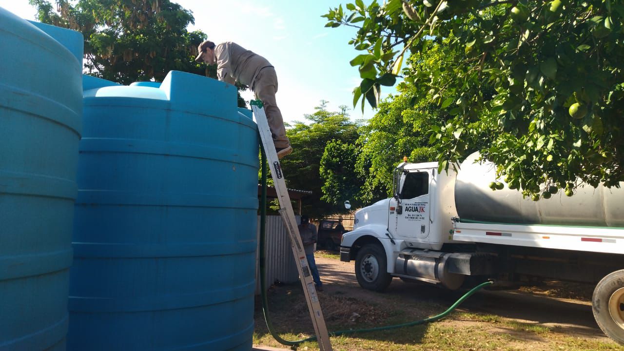Desabasto de agua en Los Mochis afecta a instituciones educativas; la compran en pipas para uso de baños