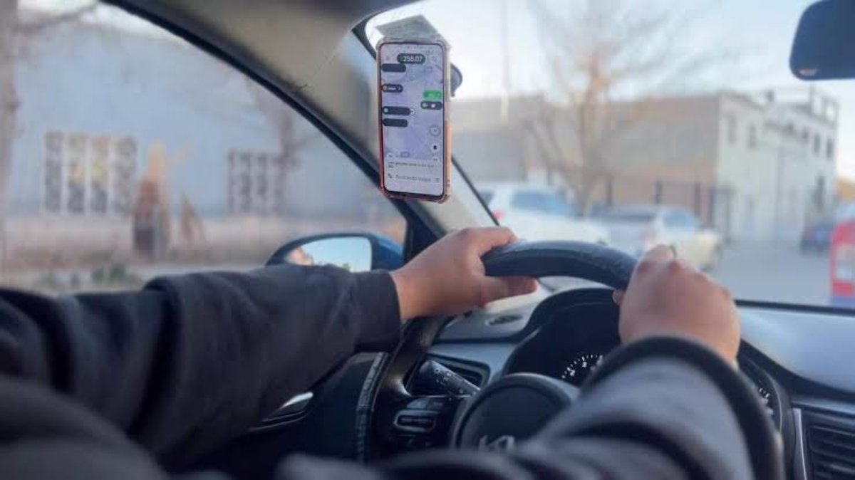Pese a hechos de inseguridad, chofer de plataforma de transporte sale a trabajar para llevar comida a su casa