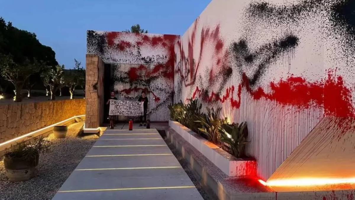 Vandalizan activistas ambientales mansión de lujo de Lionel Messi en Ibiza